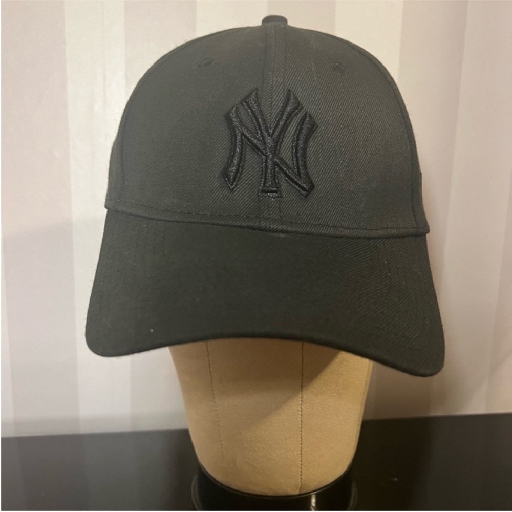 New Era New York Yankees MLB size M-L great condition!!